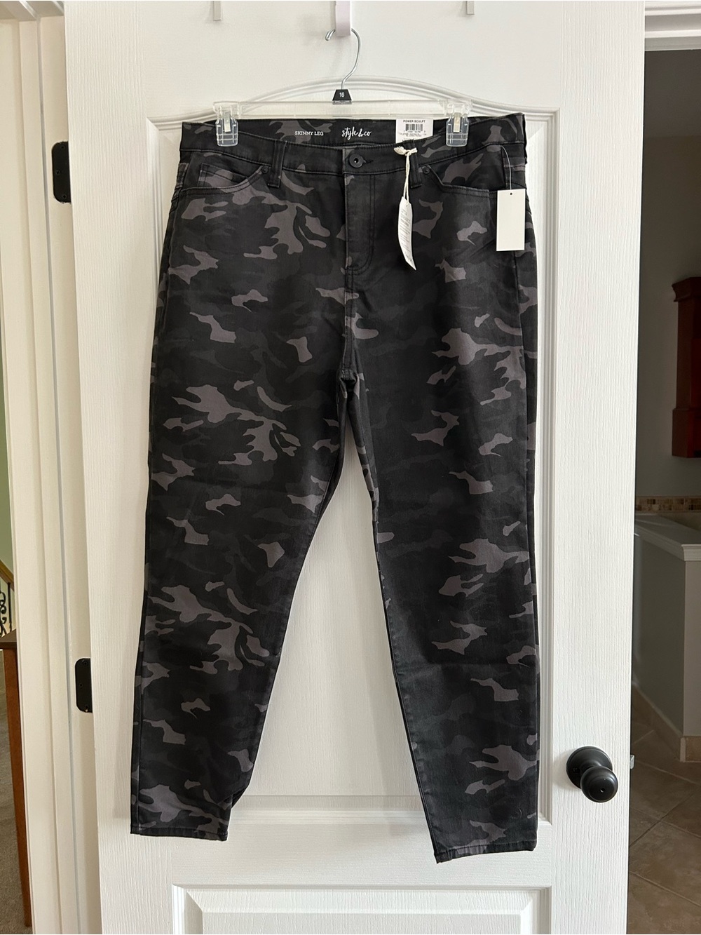 NWT New Style & Co. Black and Dark Gray Camo Skinny Jeans 18